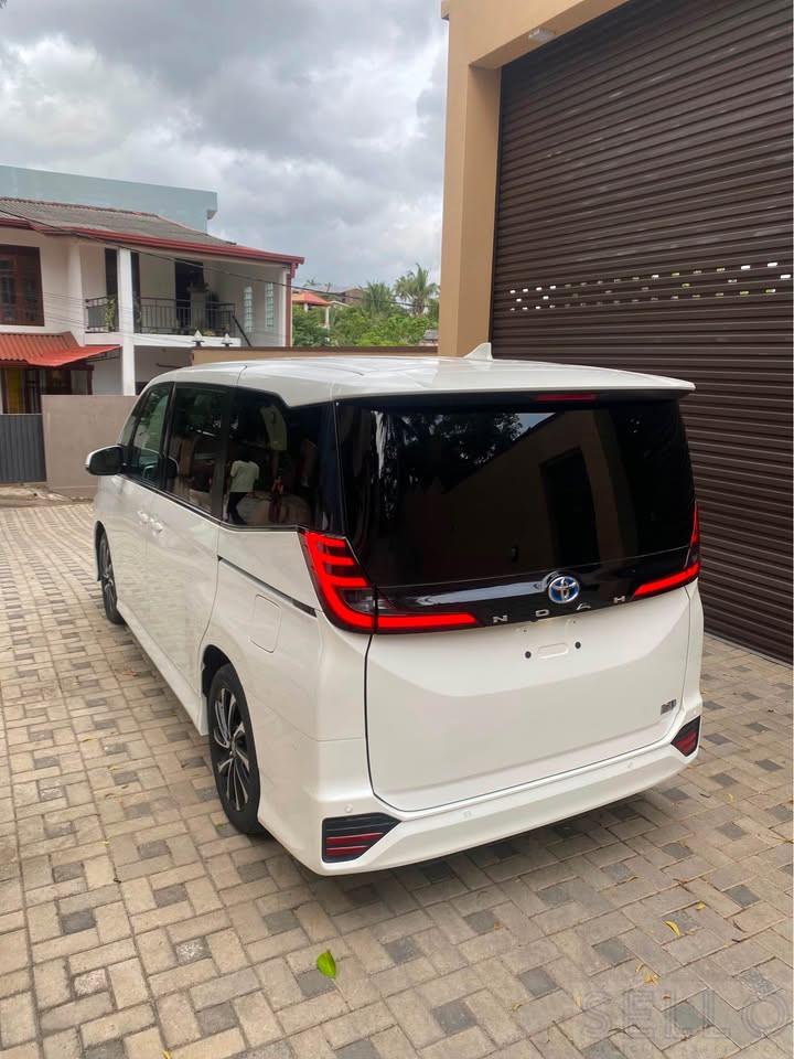 Toyota Noah 2026 - Photo 2